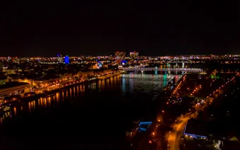 Bratislava di notte dal ponte di osservazione sul ponte, Slovacchia