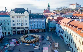 Una veduta della piazza centrale di Bratislava dal Vecchio Municipio, Slovacchia