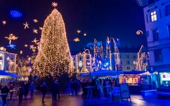 Albero di Natale nella piazza centrale di Lubiana, Slovenia