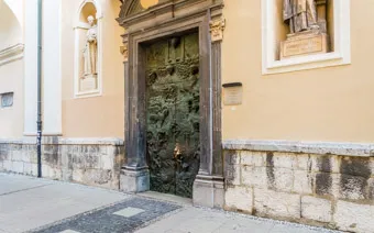 L'ingresso alla Cattedrale di San Nicola a Lubiana, Slovenia