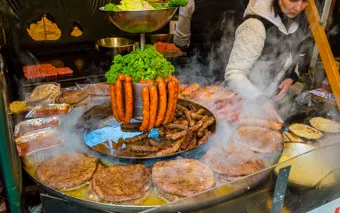 Il cibo locale a Lubiana: salsicce, carne, pane, Slovenia