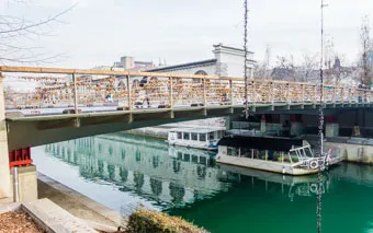 "Lucchetti dell'amore" sul ponte dei Macellai a Lubiana, Slovenia