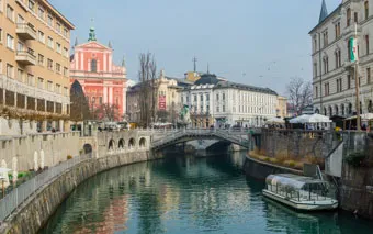 Triple Bridge e il fiume Ljubljanica a Lubiana, Slovenia