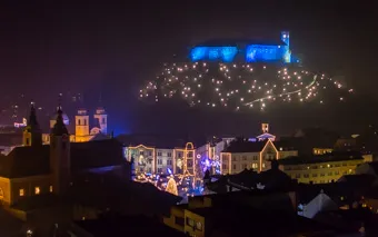 La vista dal ristorante Restavracija Nebotičnik d'inverno sul centro e il Castello di Lubiana, Slovenia